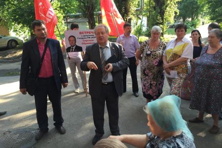 КПРФ решительно противостоит беспределу в сфере ЖКХ. Очередные встречи депутата Госдумы С.П.Обухова с жителями во дворах Краснодара
