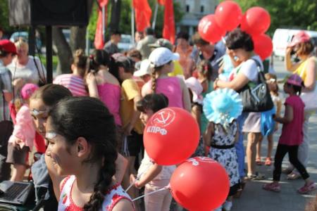 Коммунисты и женщины ООД "ВЖС - Надежда России" поздравили маленьких тюменцев с Международным днем защиты детей