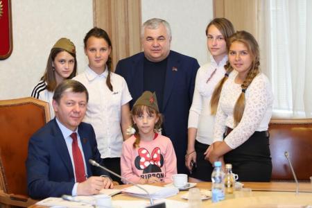 Депутаты-коммунисты Государственной Думы в здании парламента встретились с учащимися школ Луганска