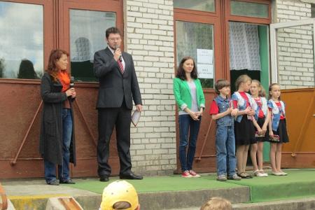 Новгородский коммунист Константин Харламов организовал концерт для детей
