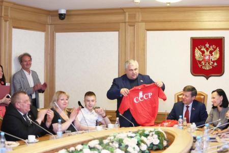 Депутаты-коммунисты Государственной Думы в здании парламента встретились с учащимися школ Луганска