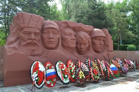 Республика Калмыкия. В День памяти и скорби коммунисты Элисты возложили цветы и венок к Вечному огню на мемориале Павших Героев