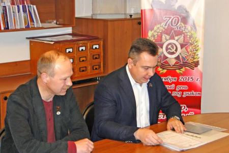 Лидер амурских коммунистов Роман Кобызов сдал документы в избирком на регистрацию кандидатом в губернаторы
