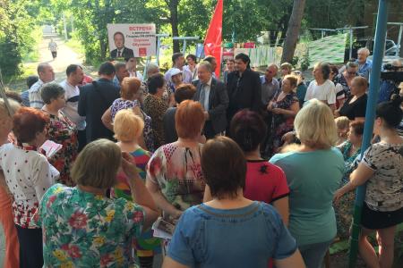 КПРФ решительно противостоит беспределу в сфере ЖКХ. Очередные встречи депутата Госдумы С.П.Обухова с жителями во дворах Краснодара