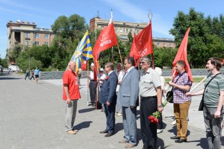 Новосибирская область. Автопробег КПРФ завершился возле Монумента Славы