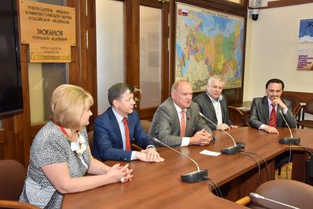 Г.А. Зюганов открыл выставку политического плаката