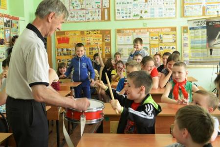 Тульский обком партии в преддверии Дня русского языка провел в школах открытые уроки под девизом «Русский язык – язык Пушкина и Ленина!»
