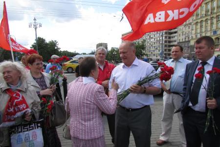 В День русского языка Г.А. Зюганов возложил цветы к памятнику А.С. Пушкину в Москве