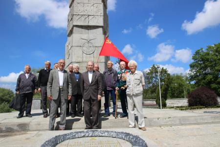 В День памяти и скорби калининградские коммунисты возложили цветы к барельефу Сталина