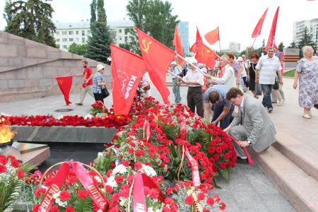 Коммунисты Самары возложили цветы к Вечному огню