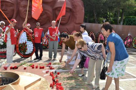 Республика Калмыкия. В День памяти и скорби коммунисты Элисты возложили цветы и венок к Вечному огню на мемориале Павших Героев