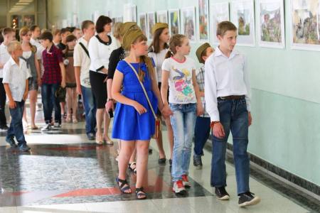 Депутаты-коммунисты Государственной Думы в здании парламента встретились с учащимися школ Луганска