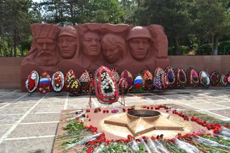 Республика Калмыкия. В День памяти и скорби коммунисты Элисты возложили цветы и венок к Вечному огню на мемориале Павших Героев