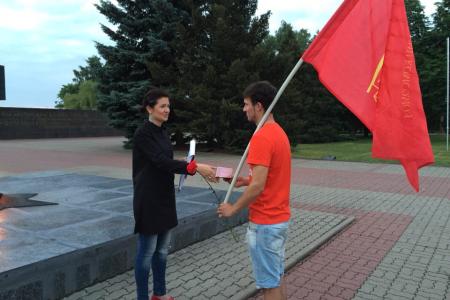 «Держать буду слово, пока буду жить». Комсомольцы Белгородской области на рассвете дали клятву на митинге-реквиеме на мемориале «Курская Дуга»