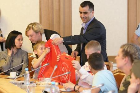 Депутаты-коммунисты Государственной Думы в здании парламента встретились с учащимися школ Луганска
