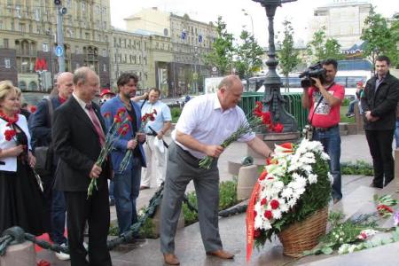 В День русского языка Г.А. Зюганов возложил цветы к памятнику А.С. Пушкину в Москве