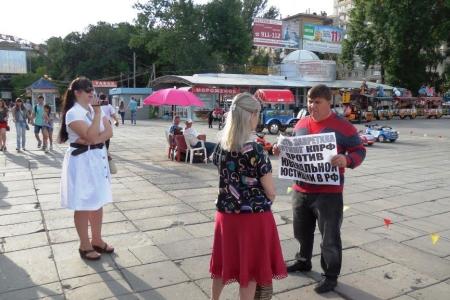 В Саратове прошла серия одиночных пикетов КПРФ