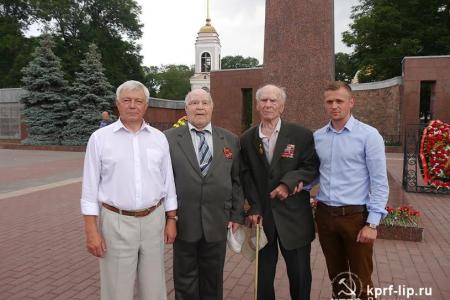 В День памяти и скорби коммунисты Липецка возложили цветы к Вечному огню на Площади Героев
