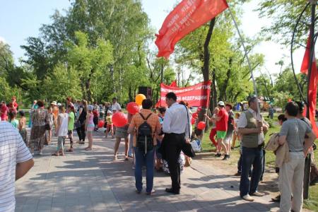 Коммунисты и женщины ООД "ВЖС - Надежда России" поздравили маленьких тюменцев с Международным днем защиты детей