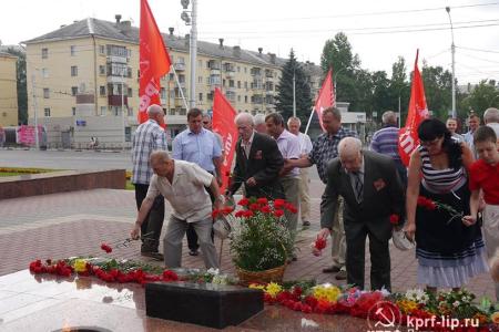 В День памяти и скорби коммунисты Липецка возложили цветы к Вечному огню на Площади Героев