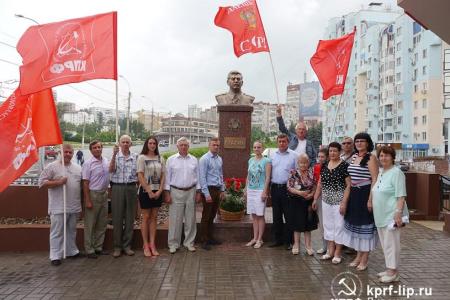 В День памяти и скорби коммунисты Липецка возложили цветы к Вечному огню на Площади Героев