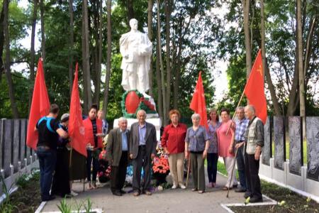 Калужские коммунисты в День памяти провели автопробег