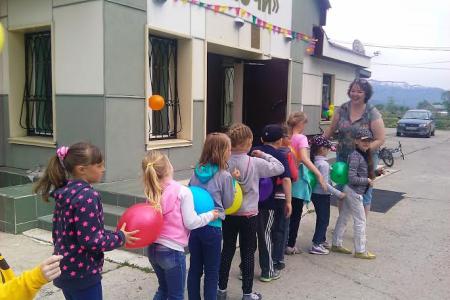 Сахалинские коммунисты поздравили школьников с Международным днем  защиты детей