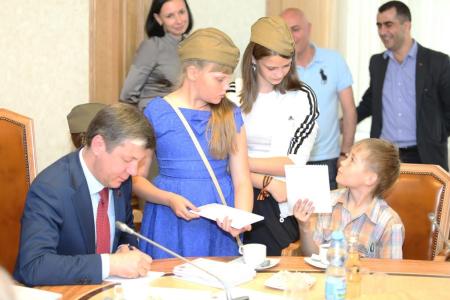 Депутаты-коммунисты Государственной Думы в здании парламента встретились с учащимися школ Луганска