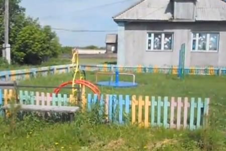 Тюменская область: Жители д. Яузяк благодарят депутата-коммуниста Т.Н. Казанцеву за детскую площадку и памятник   участникам ВОВ