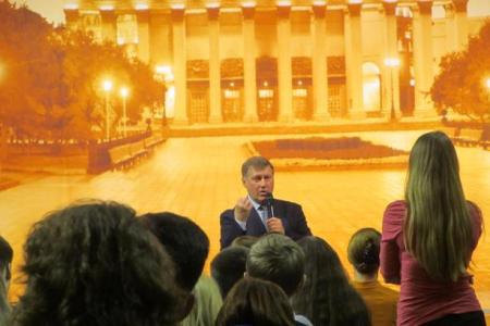 Мэр-коммунист А.Е. Локоть провел встречу с учащимися старших классов школ и ссузов: «Учиться надо всю жизнь!»