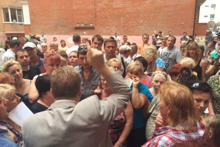 После бурной встречи с подтопленцами в Музыкальном микрорайоне Краснодара депутат Госдумы С.П.Обухов направил телеграммы-запросы премьер-министру Медведеву и врио губернатора края Кондратьеву