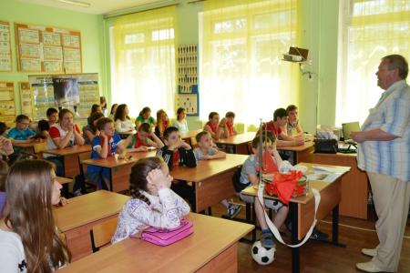 Тульский обком партии в преддверии Дня русского языка провел в школах открытые уроки под девизом «Русский язык – язык Пушкина и Ленина!»
