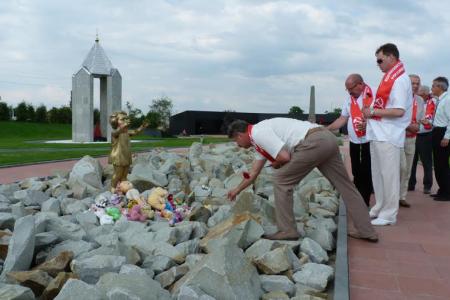 В День памяти и скорби члены Крымского рескома КПРФ посетили мемориал жертвам концлагеря в совхозе «Красный»