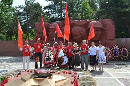 Республика Калмыкия. В День памяти и скорби коммунисты Элисты возложили цветы и венок к Вечному огню на мемориале Павших Героев