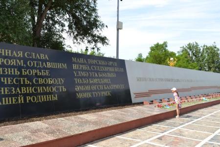 Республика Калмыкия. В День памяти и скорби коммунисты Элисты возложили цветы и венок к Вечному огню на мемориале Павших Героев