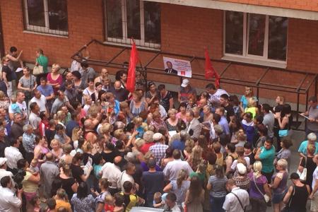 После бурной встречи с подтопленцами в Музыкальном микрорайоне Краснодара депутат Госдумы С.П.Обухов направил телеграммы-запросы премьер-министру Медведеву и врио губернатора края Кондратьеву