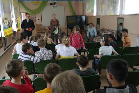 Лидер российских комсомольцев Анатолий Долгачев посетил детский дом во Владивостоке