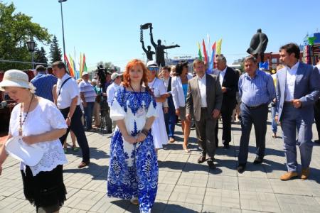 Мэр-коммунист Анатолий Локоть организовал День города-2015: «Я. Читаю. Новосибирск»