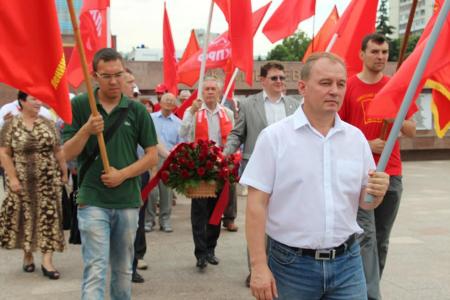 Коммунисты Самары возложили цветы к Вечному огню