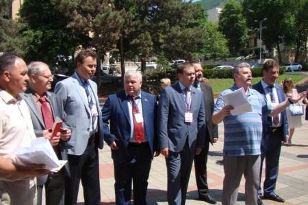 В Пятигорске с участием делегации ЦК КПРФ прошло торжественное вручение партбилетов ставропольским коммунистам