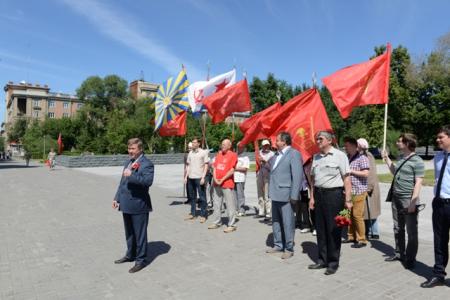 Новосибирская область. Автопробег КПРФ завершился возле Монумента Славы