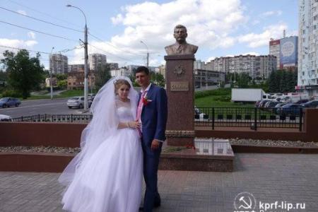Новая традиция в Липецке. Теперь молодожены возлагают цветы к памятнику И.В. Сталина