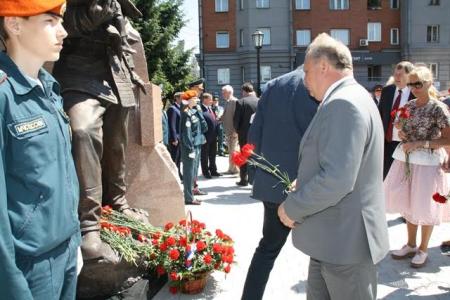 Анатолий Локоть открыл в Новосибирске памятник пожарным и спасателям