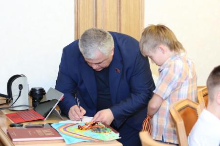 Депутаты-коммунисты Государственной Думы в здании парламента встретились с учащимися школ Луганска