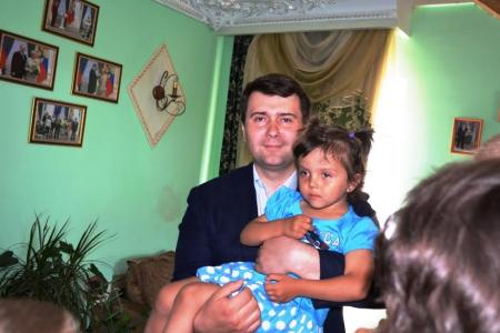 Олег Лебедев привез мёд детям самого известного в Туле семейного детского дома Саргановых