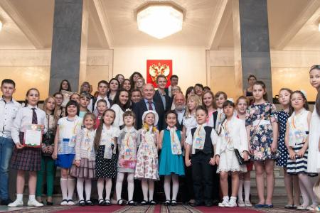 Дети рисуют войну, дети рисуют победу: Вячеслав Тетёкин открыл выставку детского творчества