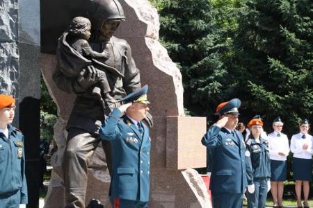 Анатолий Локоть открыл в Новосибирске памятник пожарным и спасателям