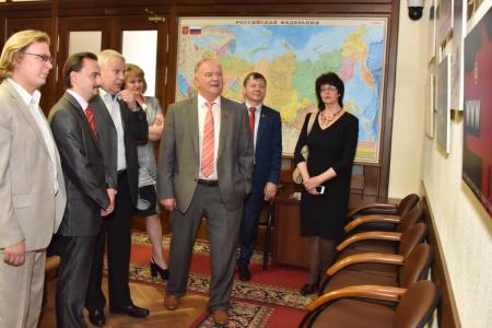 Г.А. Зюганов открыл выставку политического плаката