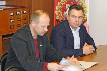 Лидер амурских коммунистов Роман Кобызов сдал документы в избирком на регистрацию кандидатом в губернаторы