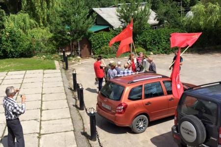 Калужские коммунисты в День памяти провели автопробег